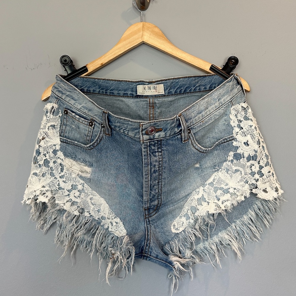 Free People We The Free Good Vibes Lace Trim Light Denim Cut Off Shorts Size 30